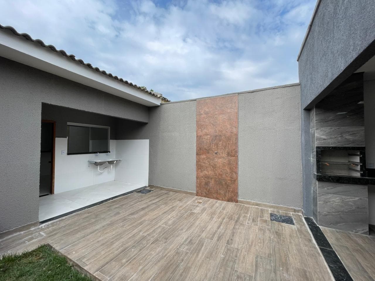 CASA NOVA COM ÁREA GOURMET 3 QUARTOS PRÓXIMA AO JARDINS MADRI, Apenas 470 MIL