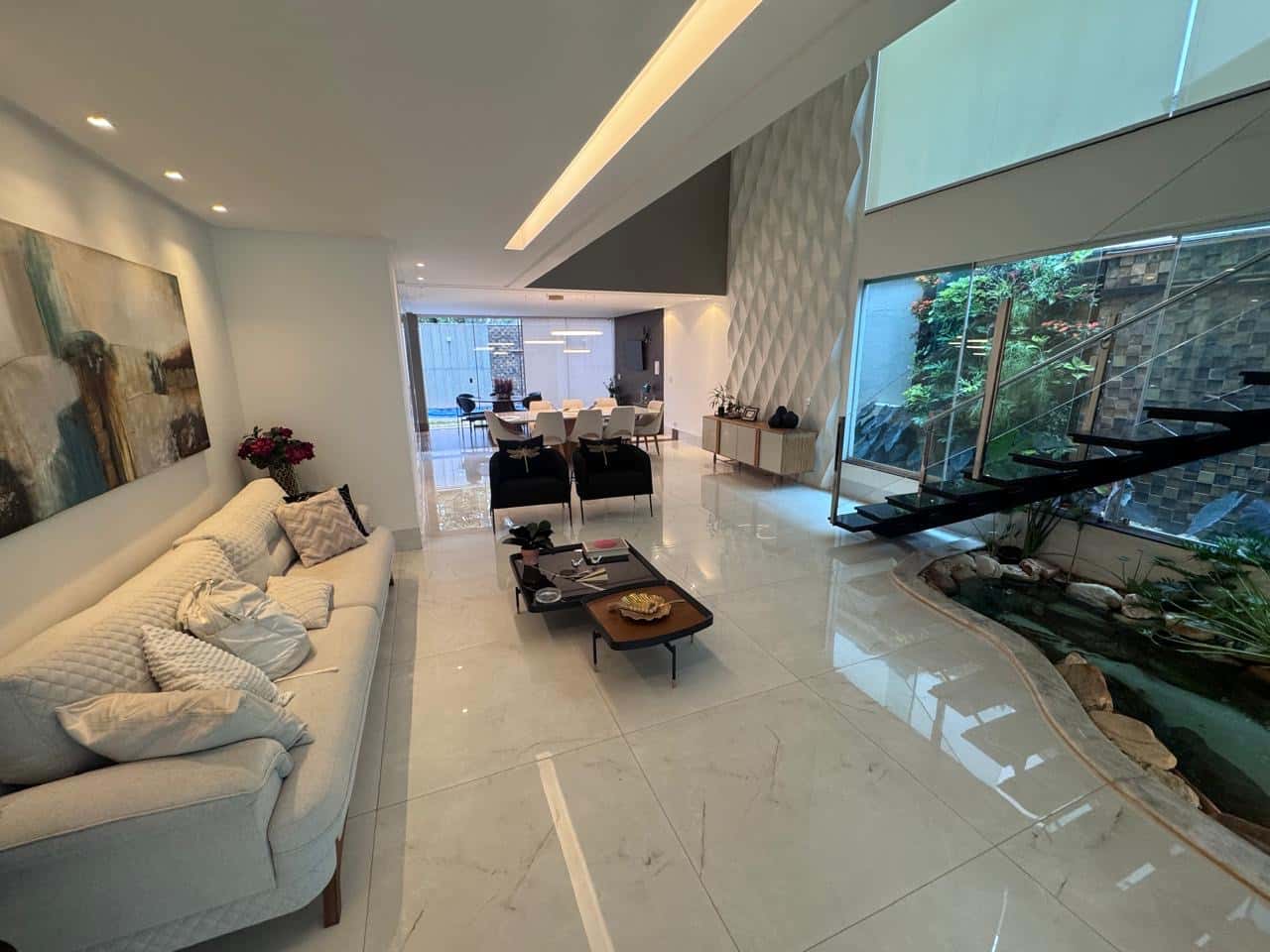 SOBRADO ALTO PADRÃO NO JARDINS MADRI 4 SUÍTES 338m² , PISCINA E ÁREA GOURMET