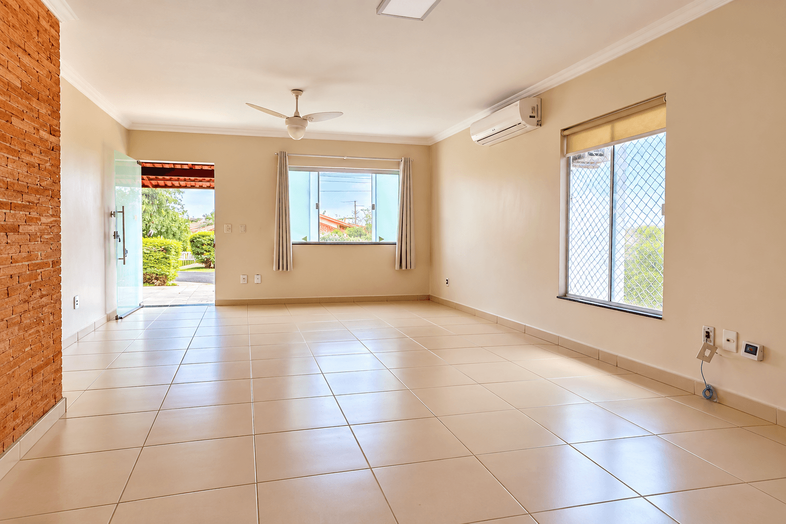 Casa 3 Quartos uma suíte com armários, piscina 250 m² de Área Privativa prox. Aldeia Vale- Goiânia