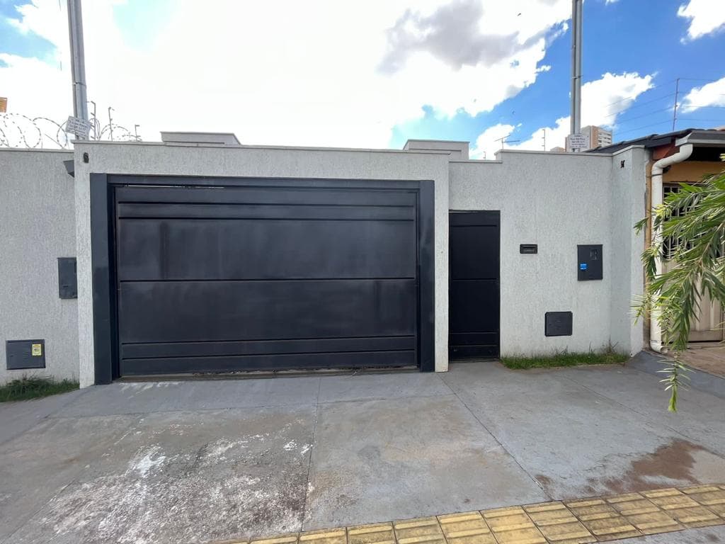 Casa de alto padrão com 3 suítes, lazer com churrasqueira e 4 vagas no Jardim Atlântico - Lote 17