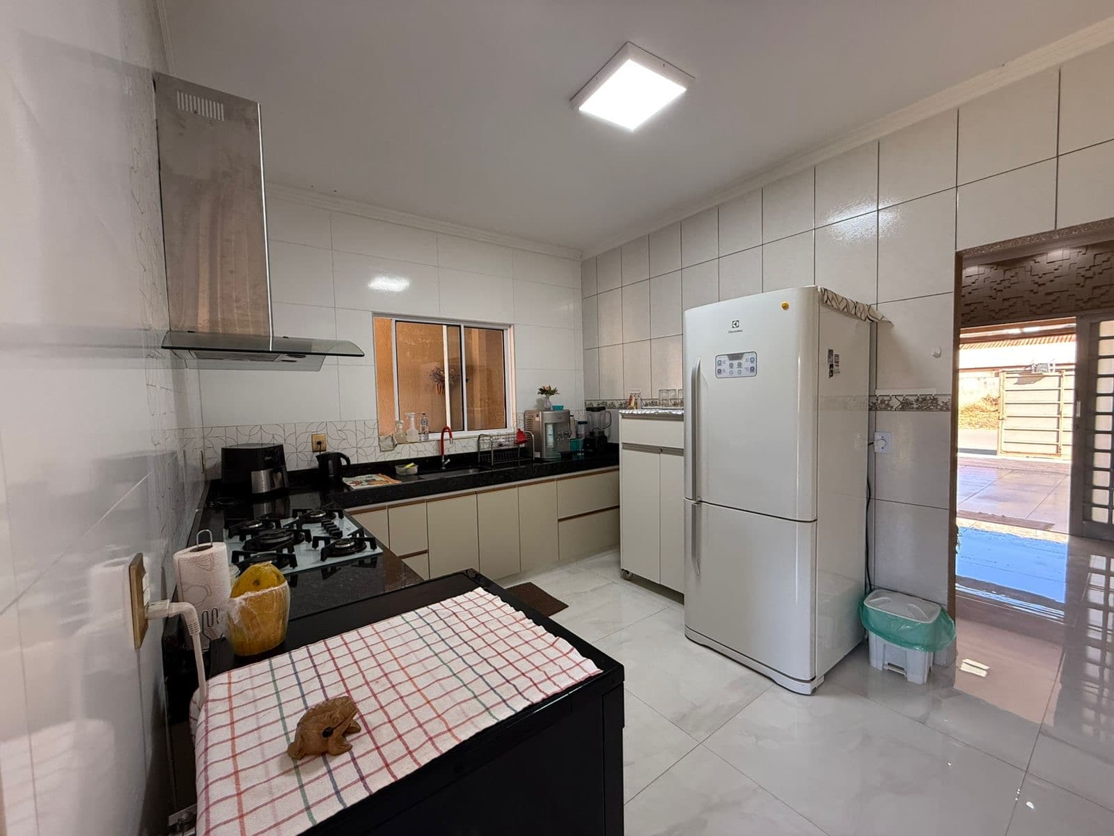 Sobrado à Venda no Jardim Colorado – 4 Quartos, 2 Suítes e Amplo Quintal