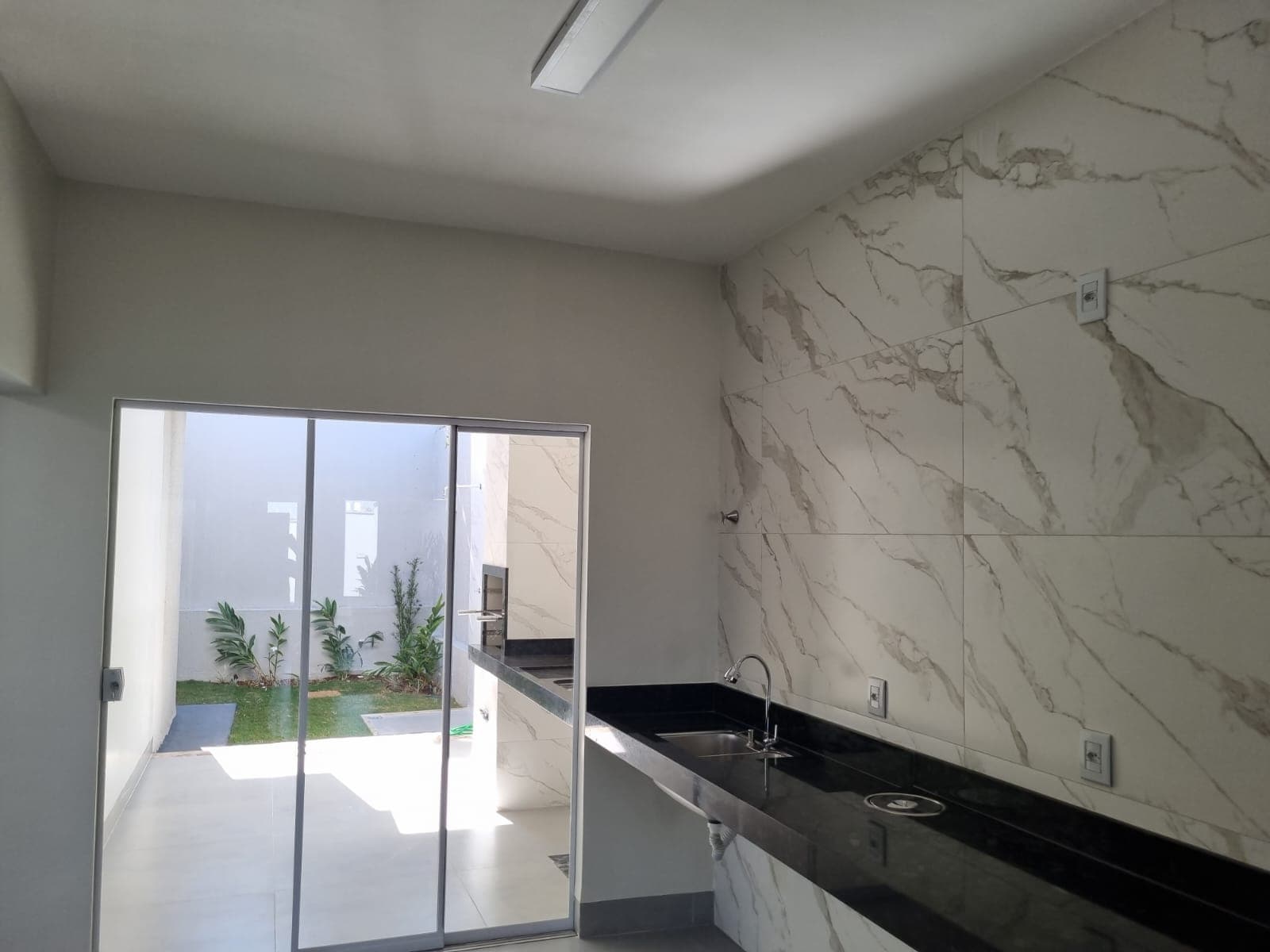 Vende Casa Nova 112 m² construídos | Lote 180 m² | 3 quartos | 2 suítes | 2 vagas