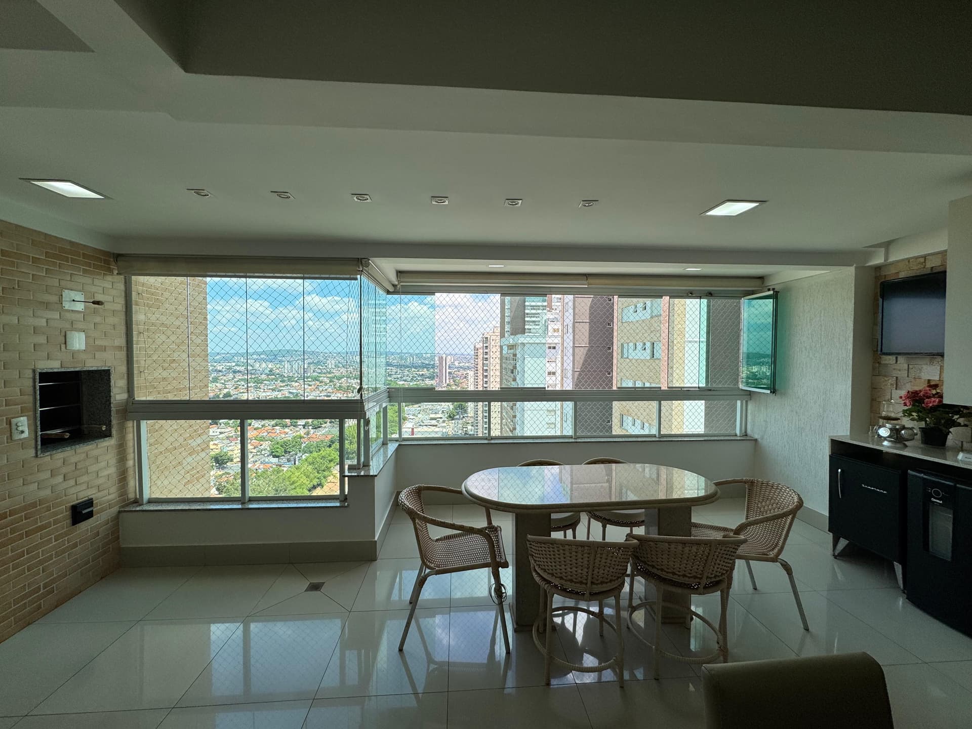 Apartamento em configuração especial com varanda estendida, Rua T- 51, Ed Lá Musique.