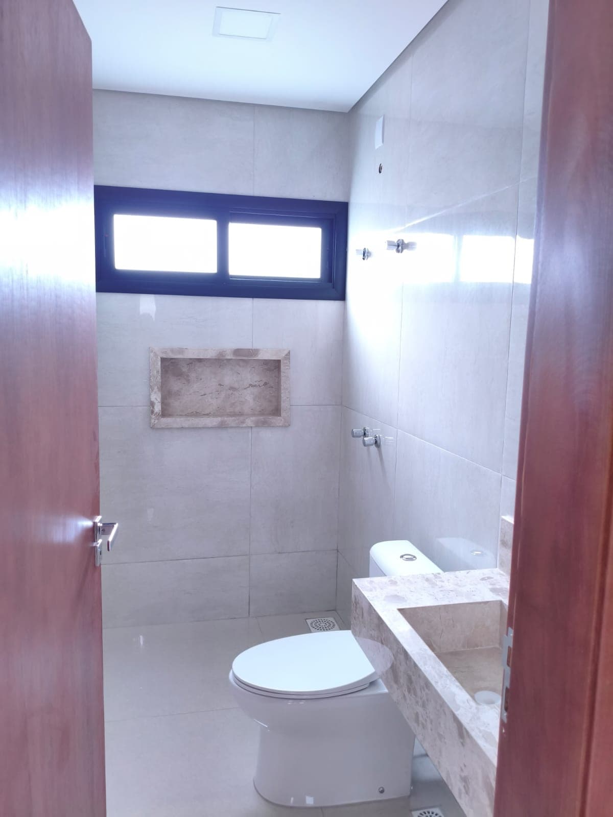 🏡 CASA À VENDA — MODERNA, SOFISTICADA E COM ÁREA DE LAZER!