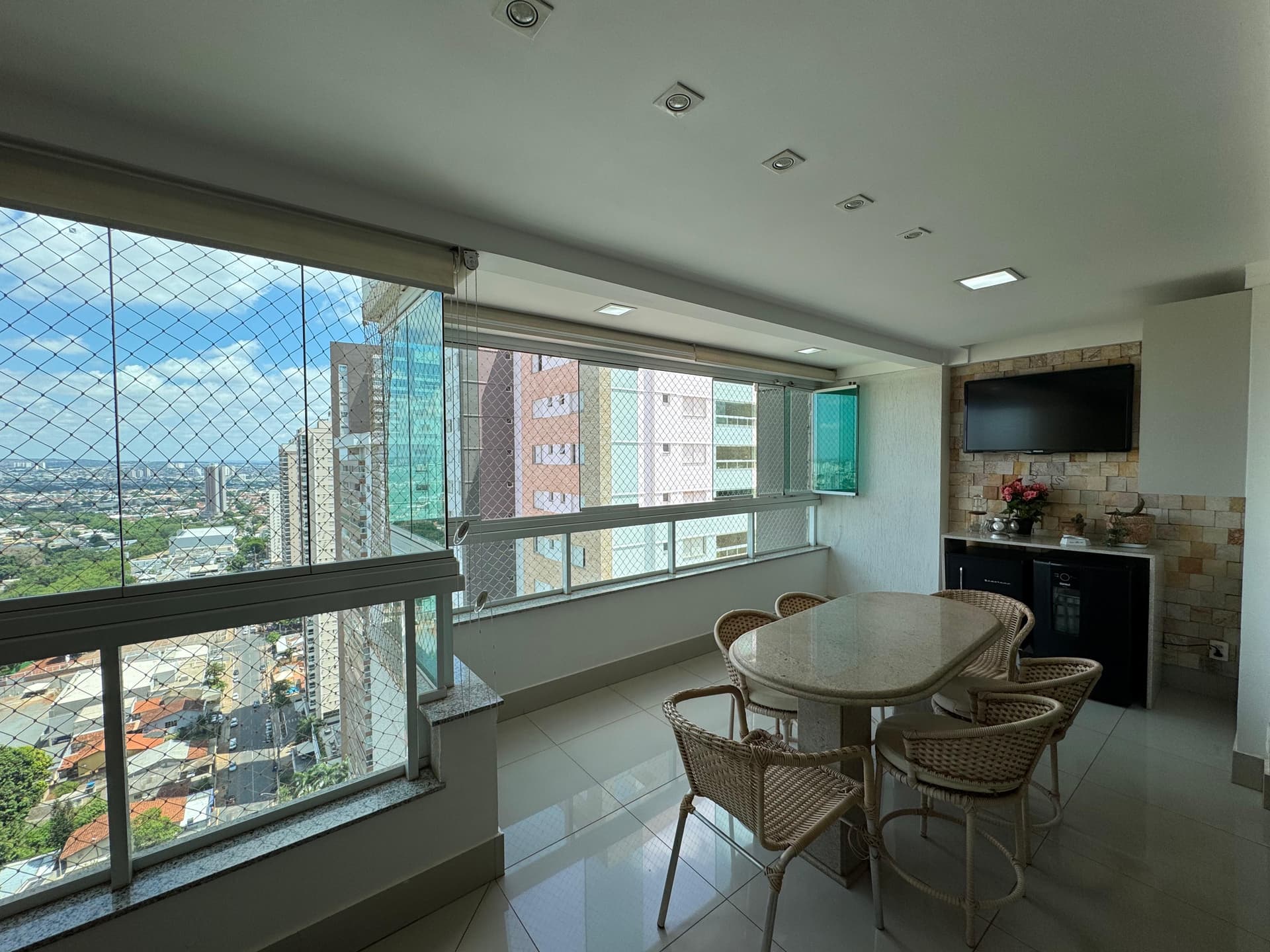 Apartamento em configuração especial com varanda estendida, Rua T- 51, Ed Lá Musique.