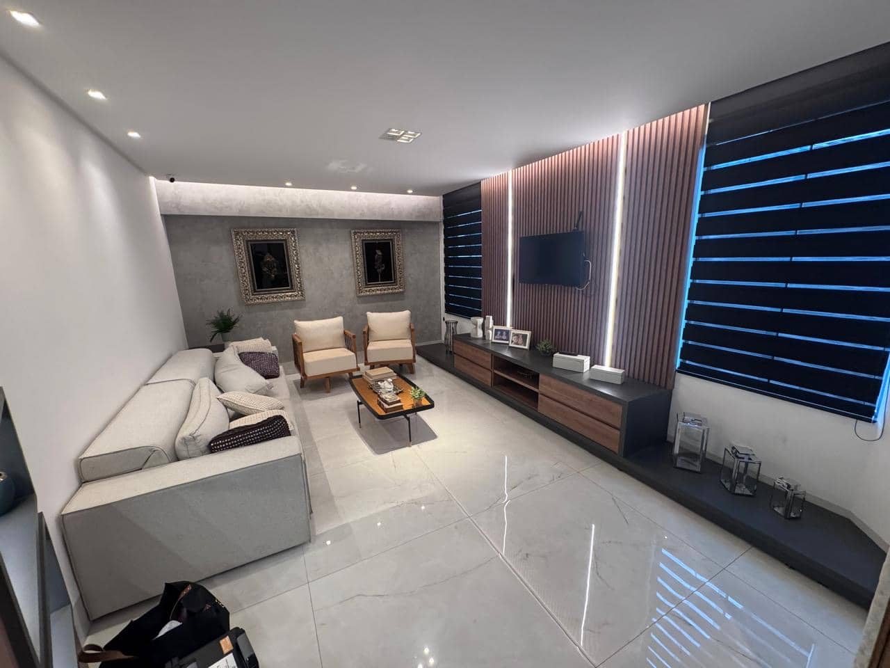 SOBRADO ALTO PADRÃO NO JARDINS MADRI 4 SUÍTES 338m² , PISCINA E ÁREA GOURMET