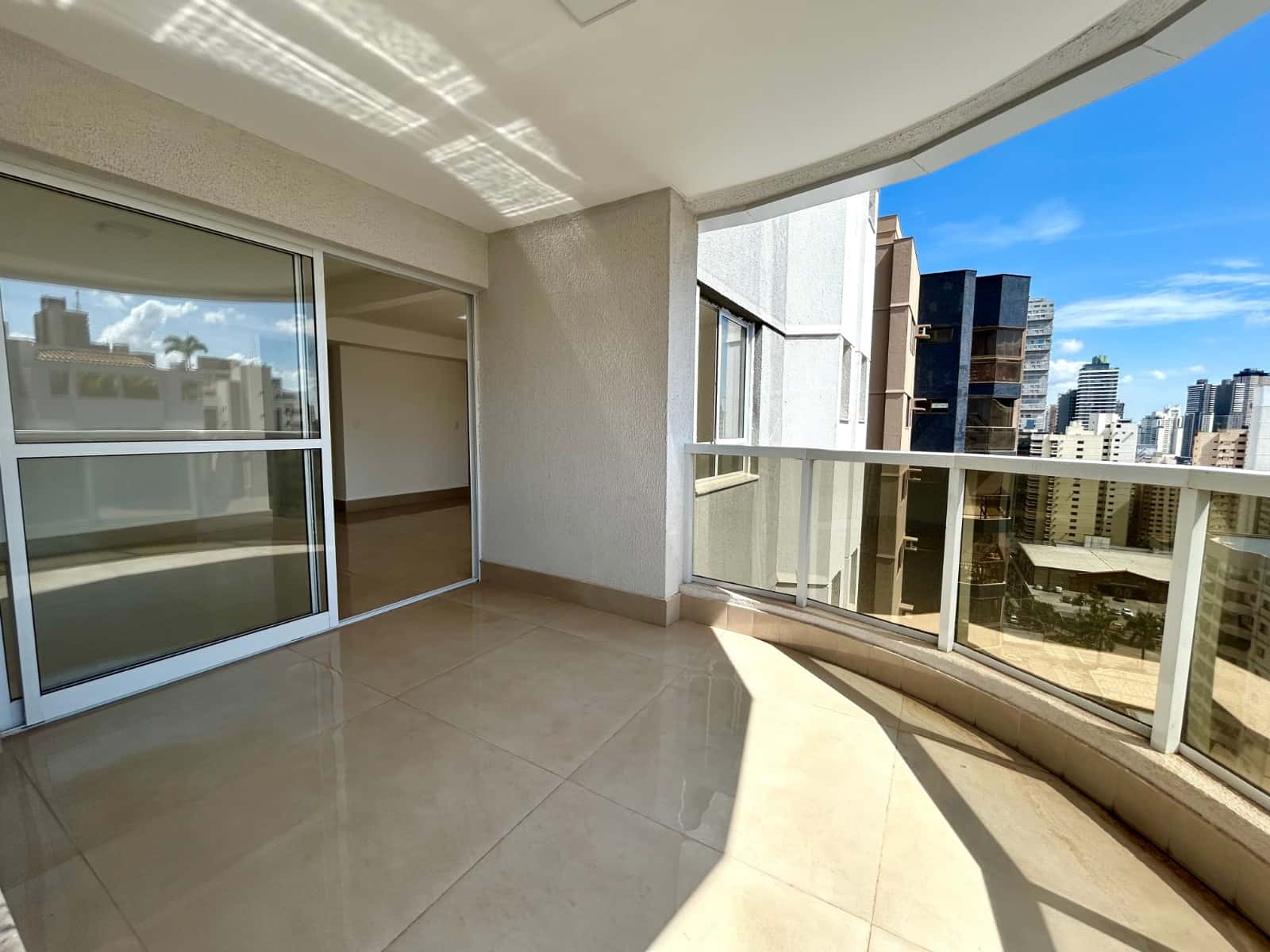 Apartamento com 3 suítes no Setor Bueno