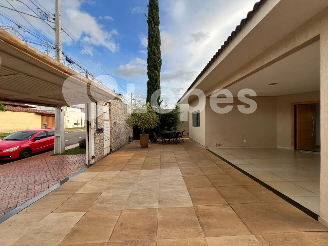 Casa Térrea com 3 Suítes no Jardim América – Próxima ao Goiânia Shopping e Parque Vaca Brava