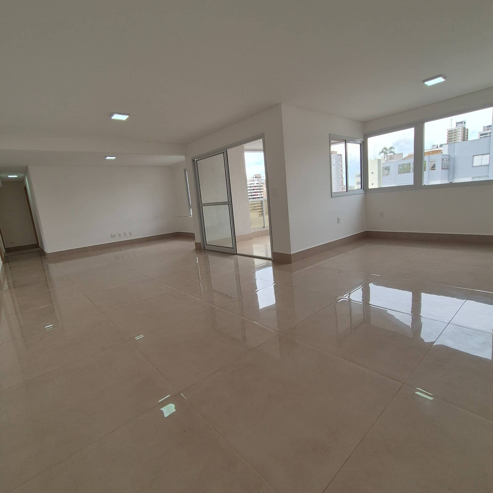 Apartamento 3 suítes plenas 155M andar alto, 3vagas e escaninho R$ 1.250.000