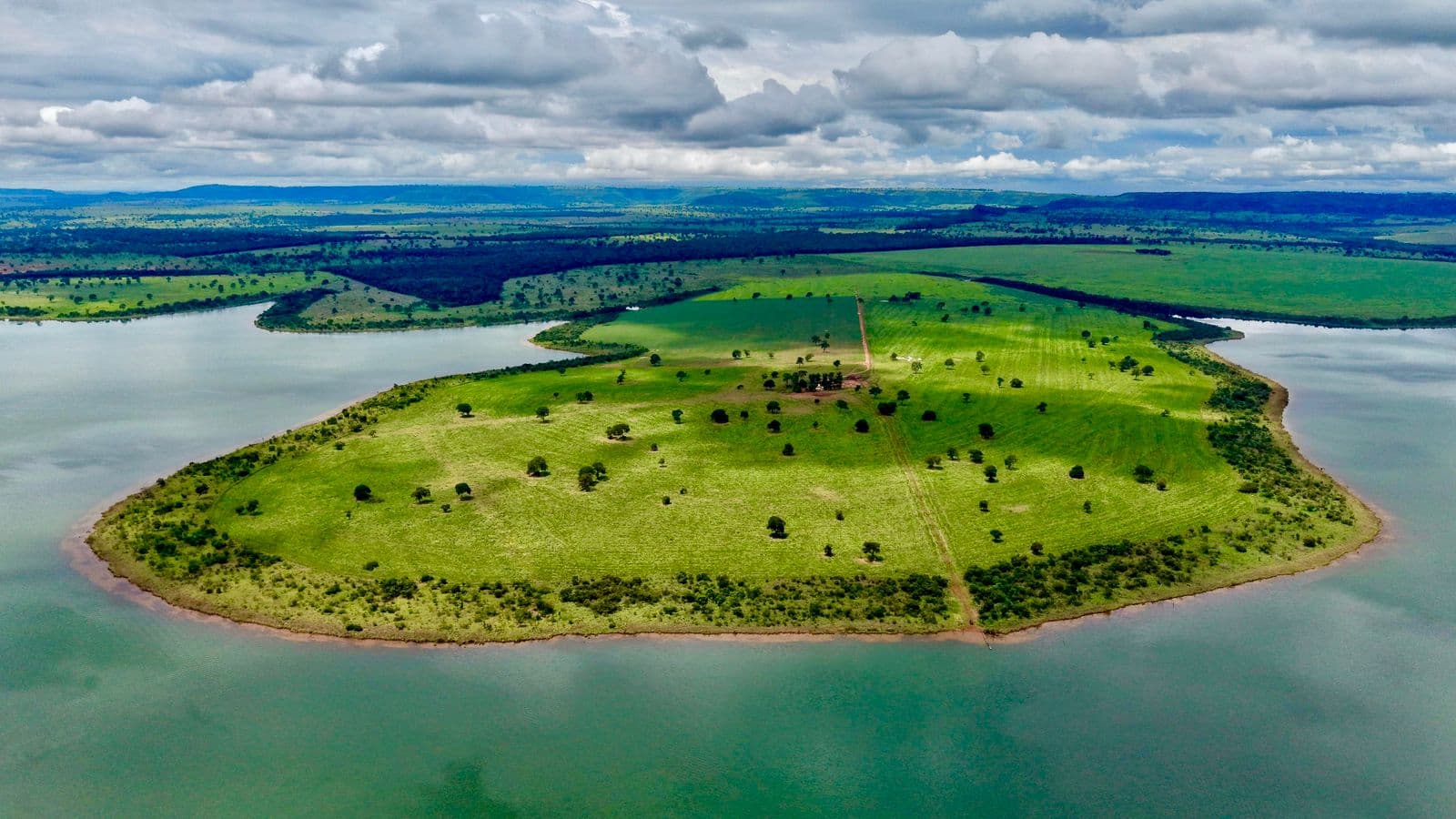 FAZENDA Á VENDA EM GOIÁS - 97 ALQUEIRES COM GRANDE DISPONIBILIDADE DE ÁGUA - DULPA APTIDÃO ÓTIMA ESTRUTURA PARA PECUÁRIA E AGRICULTURA