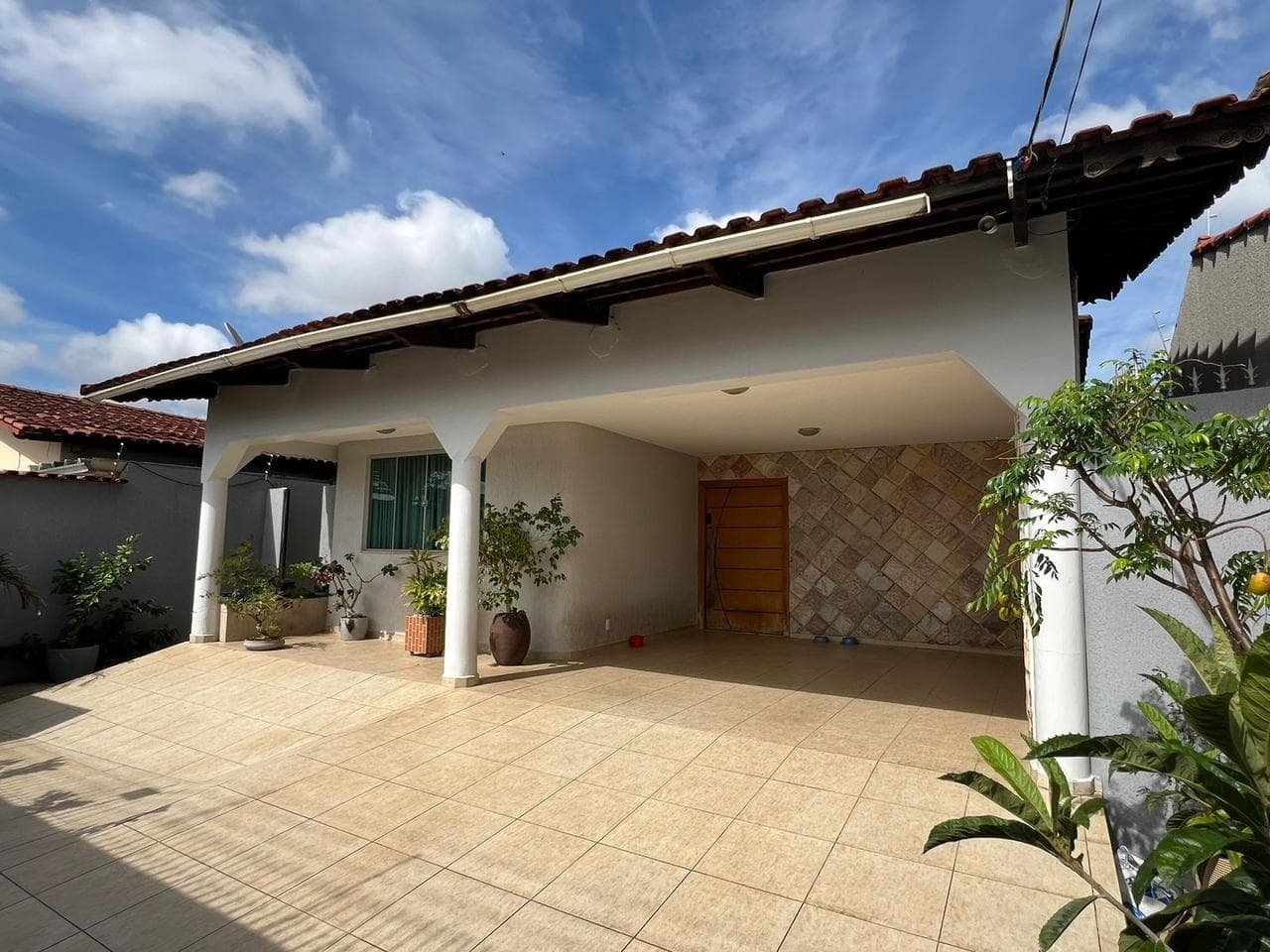 CASA NO JARDIM ATLÂNTICO | 3 quartos | 515m² DE LOTE | PISCINA | ENERGIA SOLAR