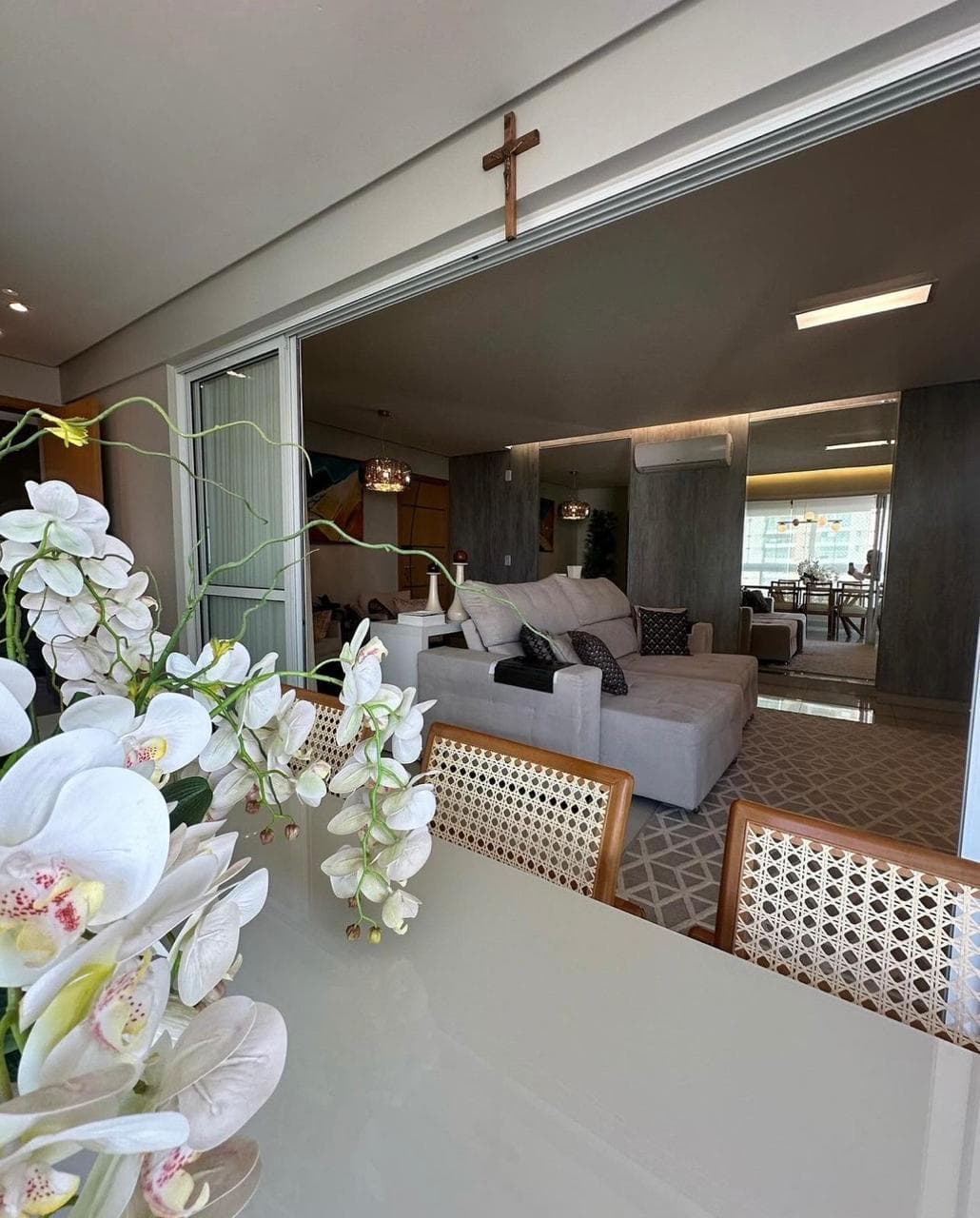 Apartamento com 3 suítes no Setor Bueno a 2 kms do Goiânia Shopping