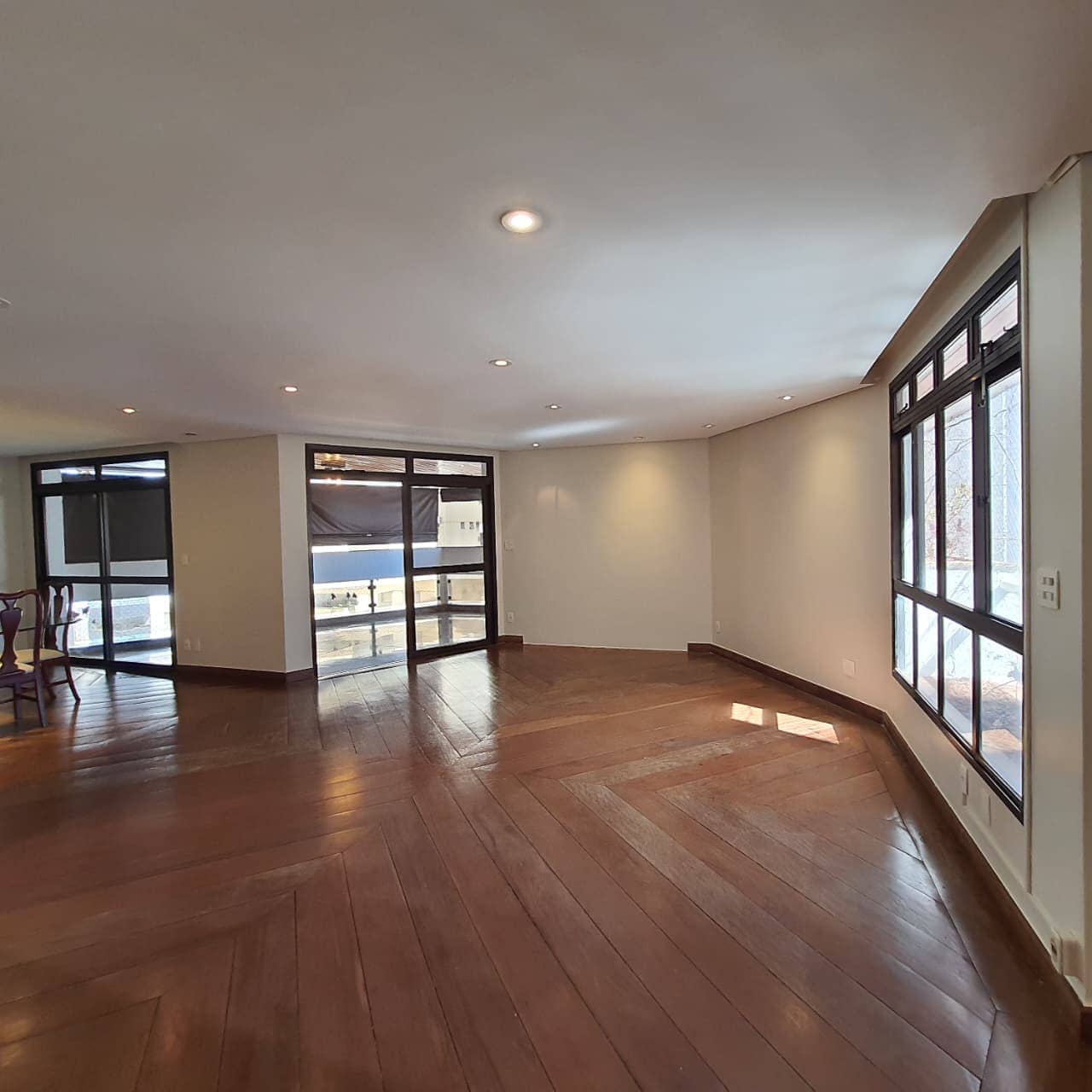 Apartamento com 325m² no Setor Bueno – 5 Quartos, 2 Suítes e Lazer Completo