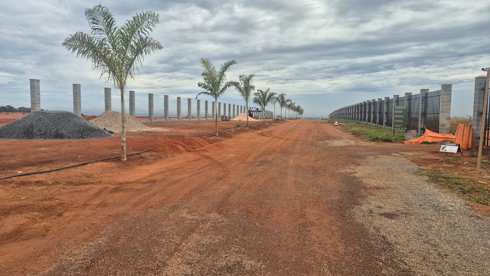 LOTE EXCLUSIVO DE 1.000 M² NO CONDOMÍNIO RESERVA FLAMBOYANT, 15 MINUTOS DO SHOPPING FLAMBOYANT