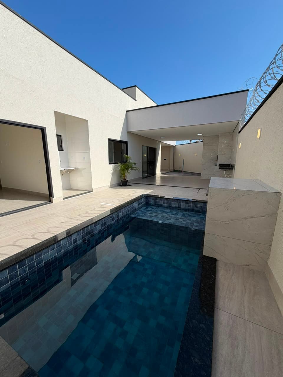 Casa Nova com Piscina e Área Gourmet | 3 Quartos (1 Suíte + Closet) | Bairro das Indústrias – Senador Canedo