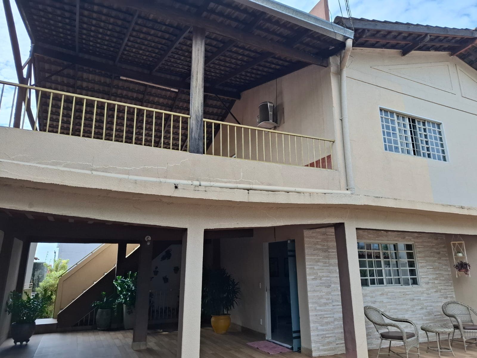 Sobrado 280m² com 4 Quartos uma suite, e 5 Vagas no Setor São Francisco – Goiânia