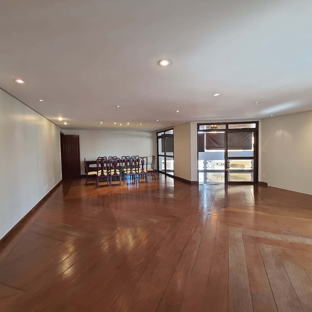 Apartamento com 325m² no Setor Bueno – 5 Quartos, 2 Suítes e Lazer Completo
