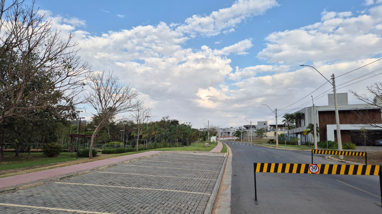 Lote de 300 m² no Jardins Porto – Vista privilegiada e lazer completo