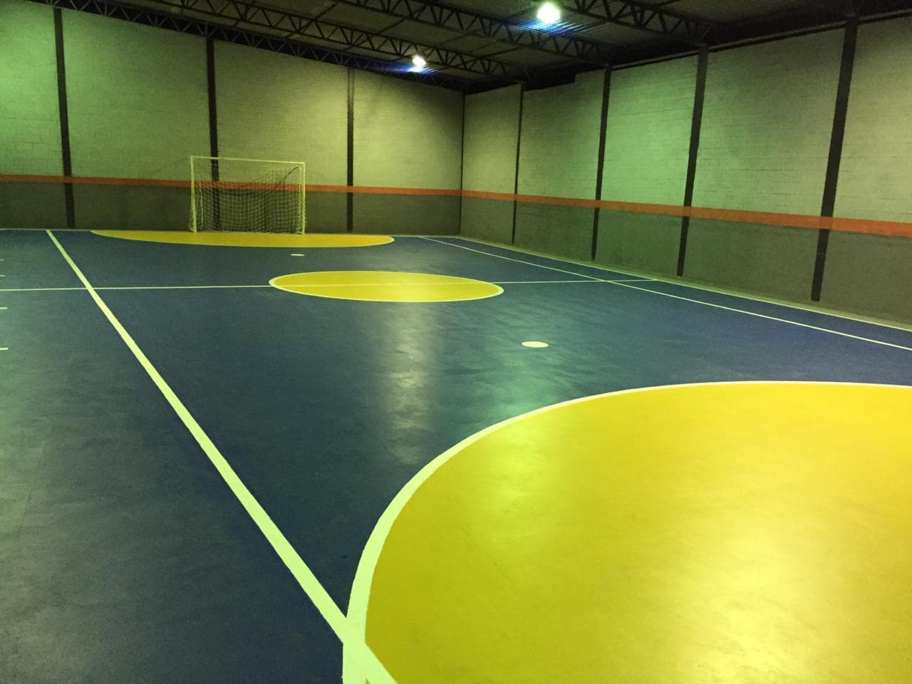Complexo esportivo com bar e quadra de futsal - Galpão 650m²