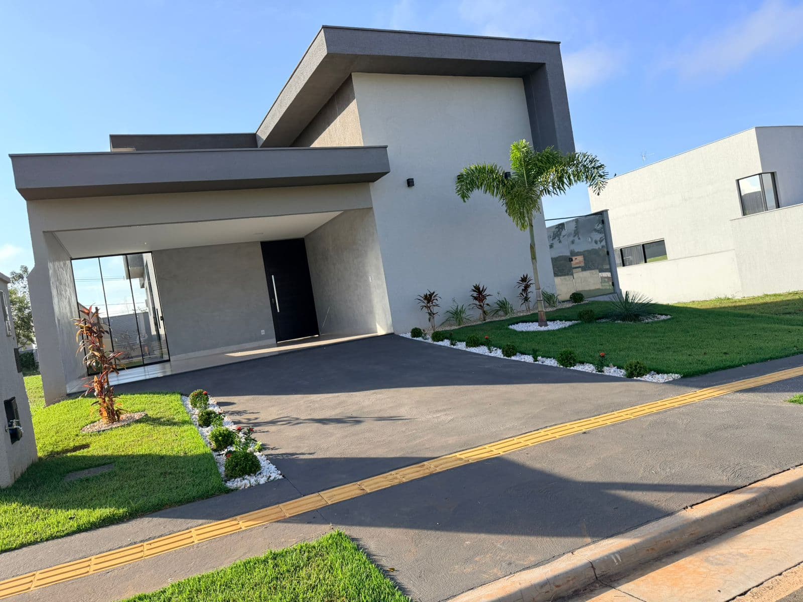 Linda Casa Terrea com 3 suites no Terras Alpha 2