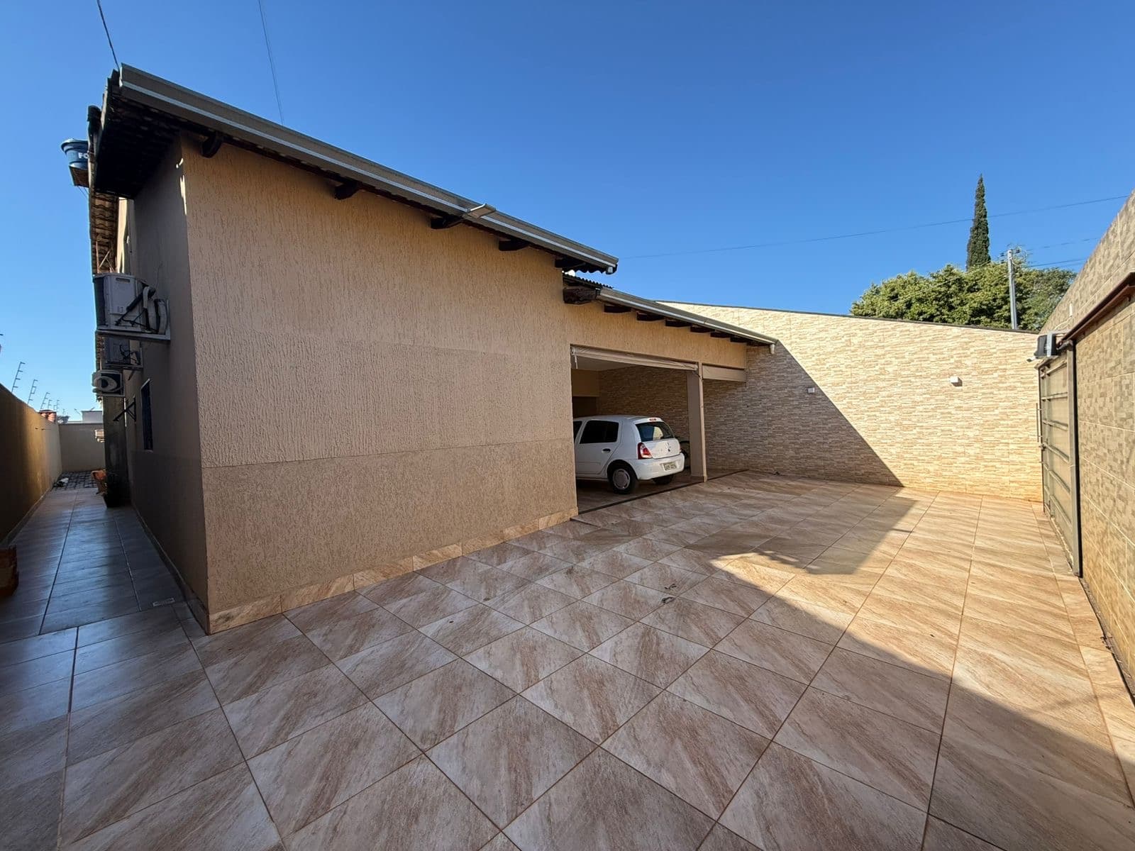 Sobrado à Venda no Jardim Colorado – 4 Quartos, 2 Suítes e Amplo Quintal