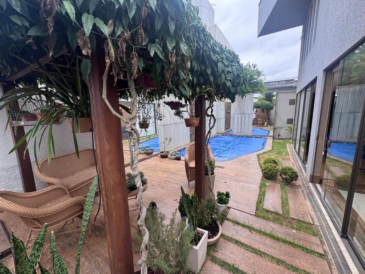 SOBRADO ALTO PADRÃO NO JARDINS MADRI 4 SUÍTES 338m² , PISCINA E ÁREA GOURMET