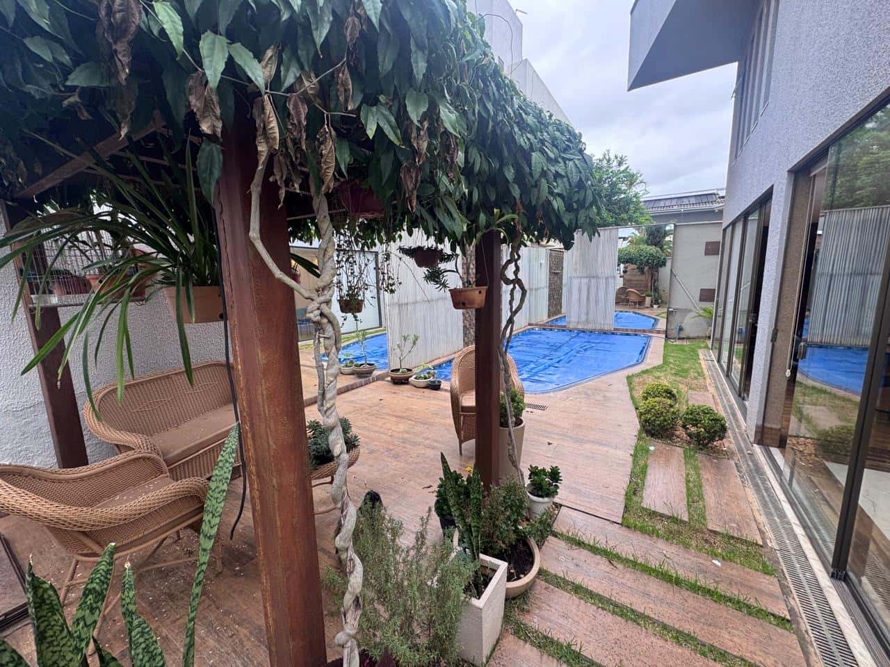 SOBRADO ALTO PADRÃO NO JARDINS MADRI 4 SUÍTES 338m² , PISCINA E ÁREA GOURMET