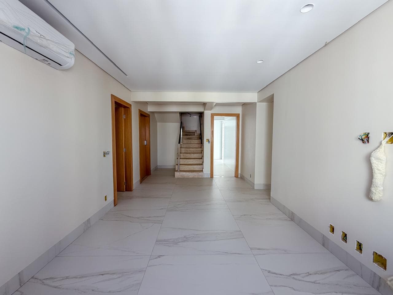 Cobertura Duplex Exclusiva com Vista Permanente para o Parque Flamboyant Luxo e Exclusividade, com Piscina Privativa e 4 Suítes completo em armários