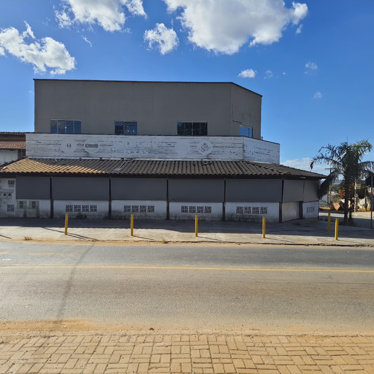 Ponto comercial versátil em esquina estratégica.