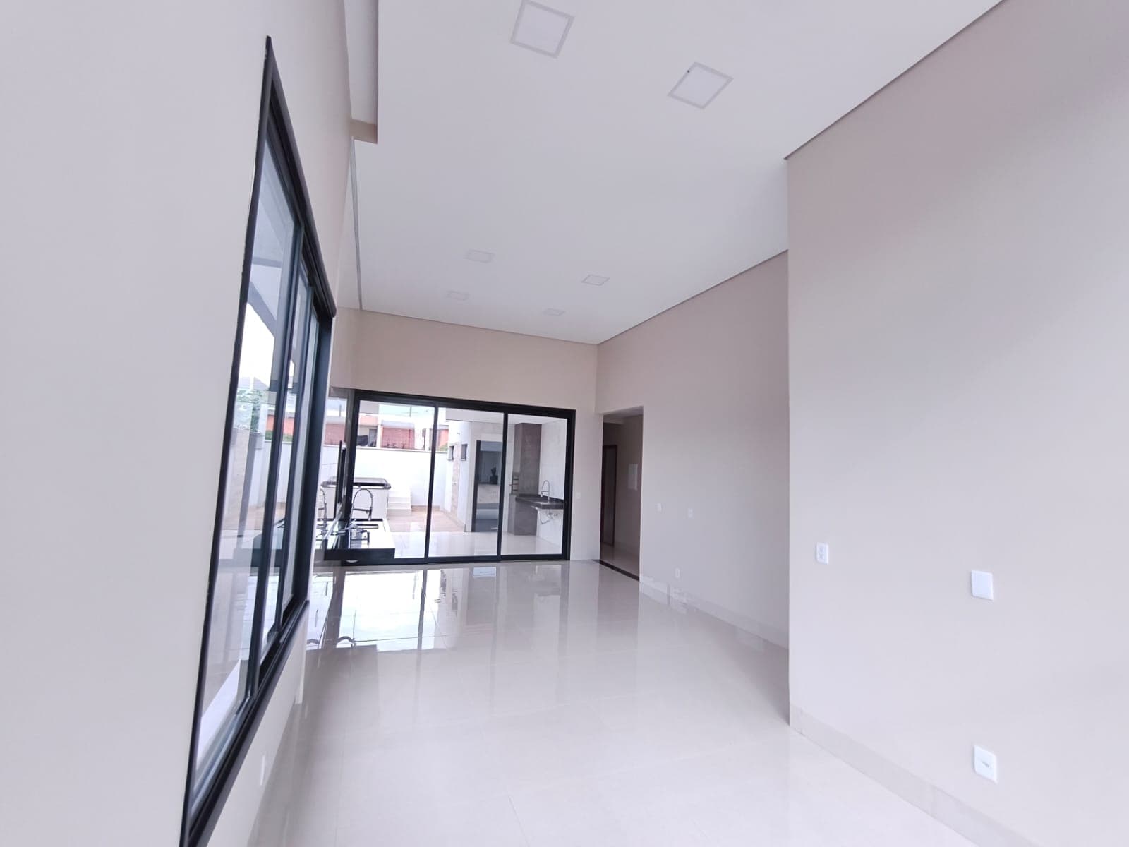 🏡 CASA À VENDA — MODERNA, SOFISTICADA E COM ÁREA DE LAZER!