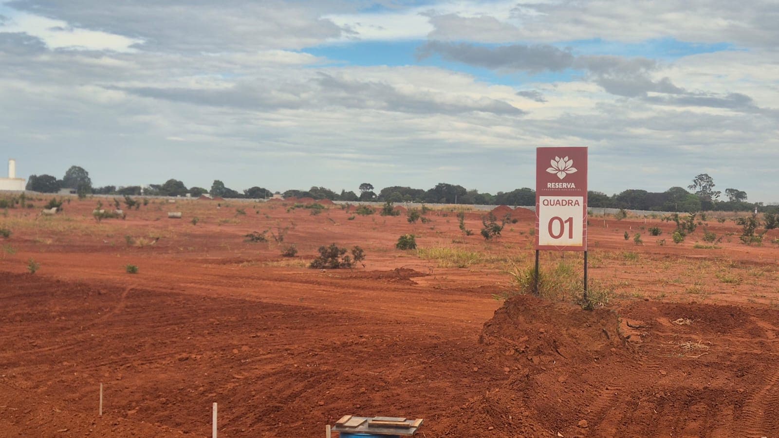 LOTE EXCLUSIVO DE 1.000 M² NO CONDOMÍNIO RESERVA FLAMBOYANT, 15 MINUTOS DO SHOPPING FLAMBOYANT