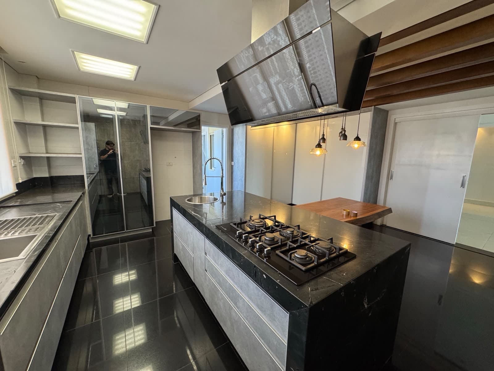RESIDENCIAL PÁTIO SUÍÇA – Apartamento de Alto Padrão- 4 suítres