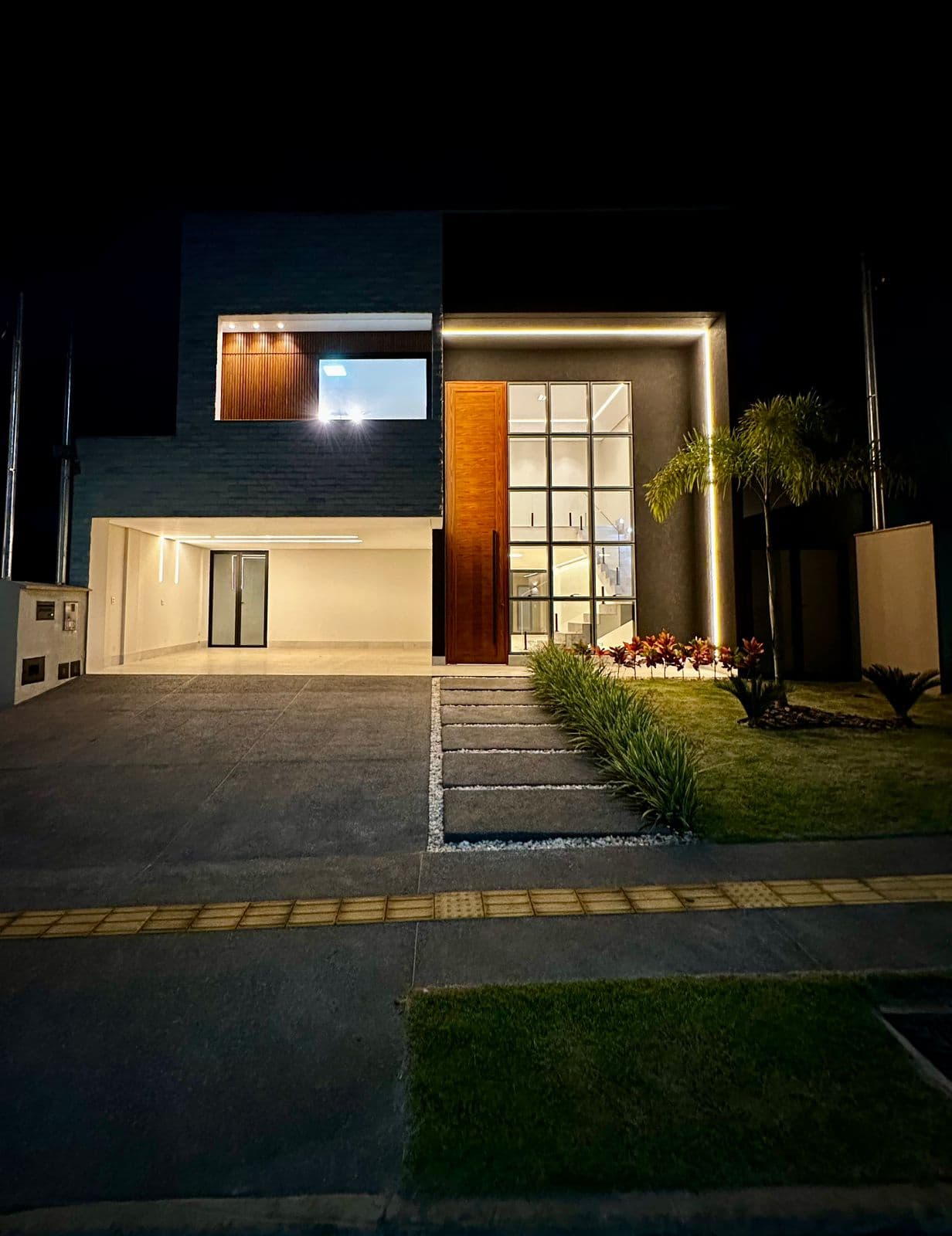 Jardins Barcelona Sobrado Alto Padrão 3 suítes - piscina com sauna - 4 vagas de garagem