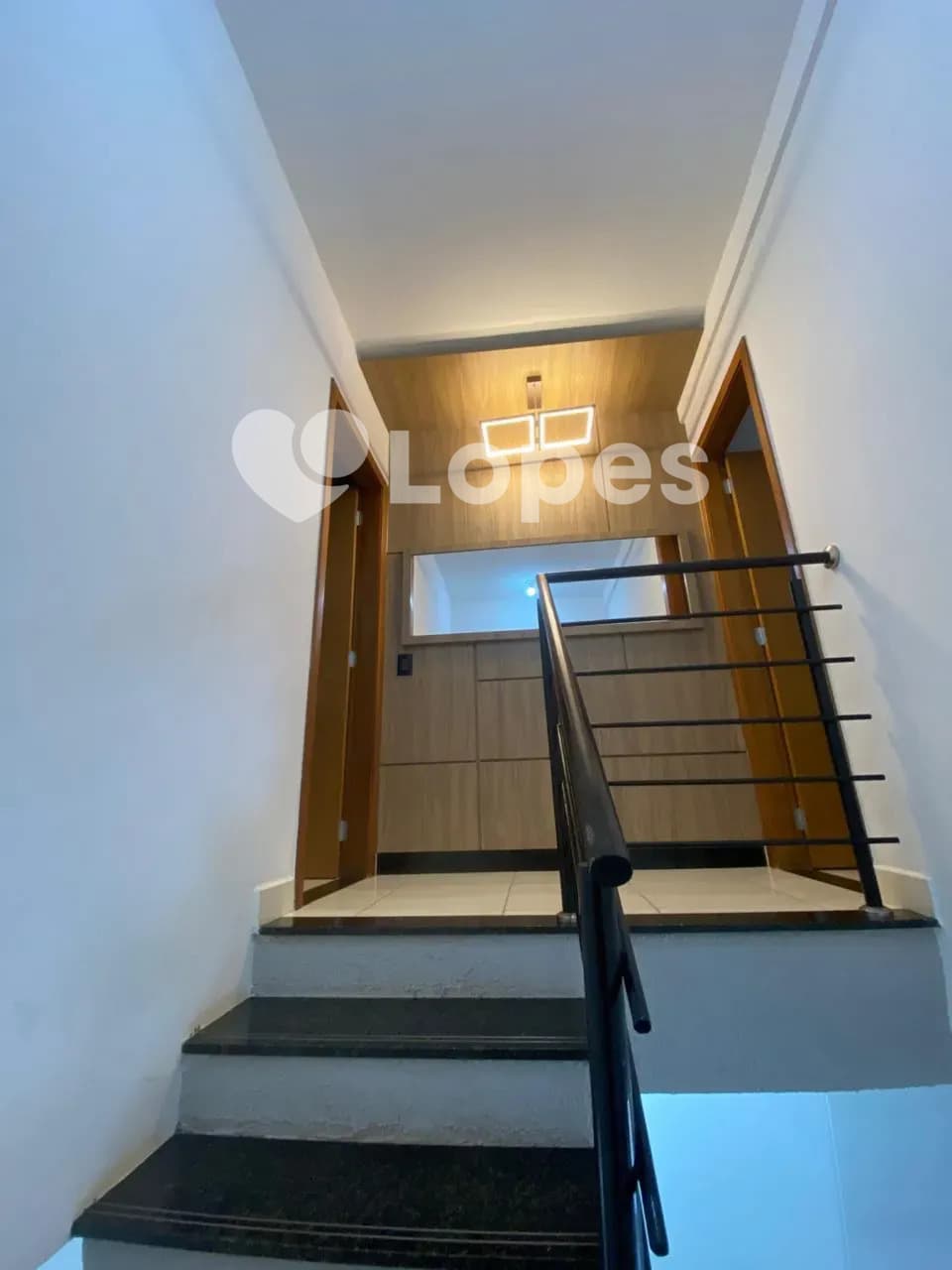 Sobrado no Setor Jardim São José | 2 Suítes | Mobiliado e Decorado