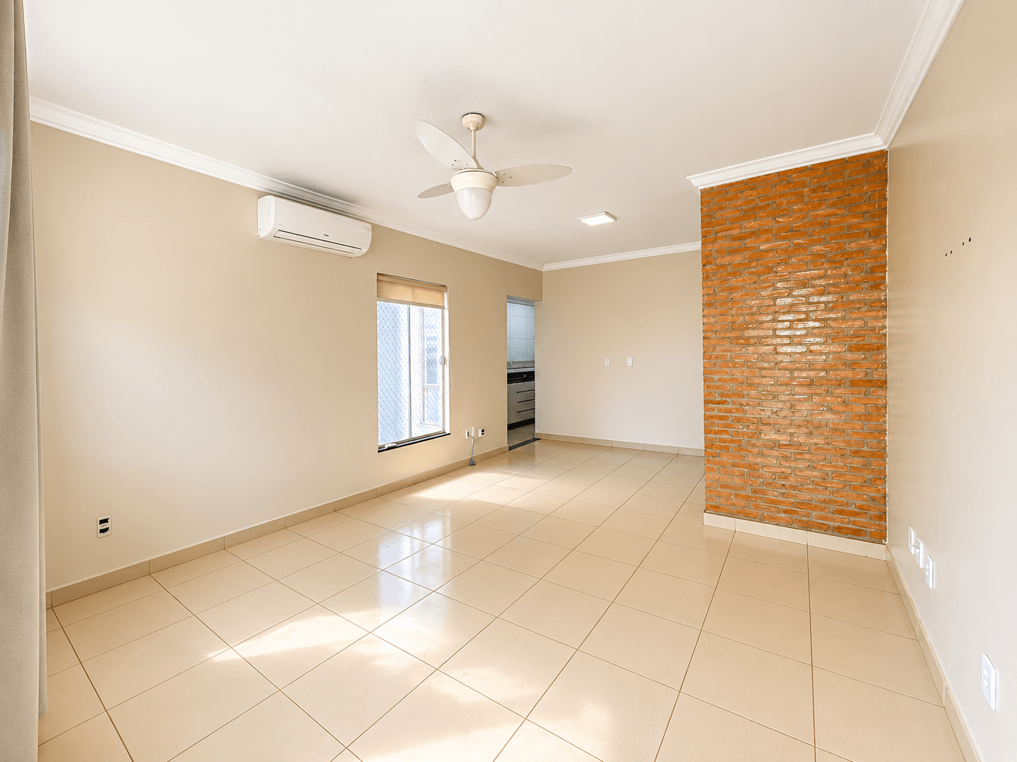 Casa 3 Quartos uma suíte com armários, piscina 250 m² de Área Privativa prox. Aldeia Vale- Goiânia