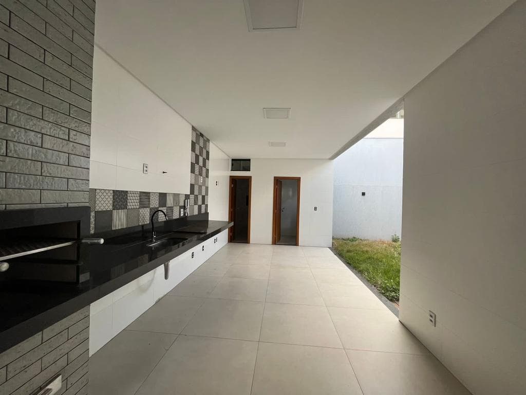 Casa de alto padrão com 3 suítes, lazer com churrasqueira e 4 vagas no Jardim Atlântico - Lote 17