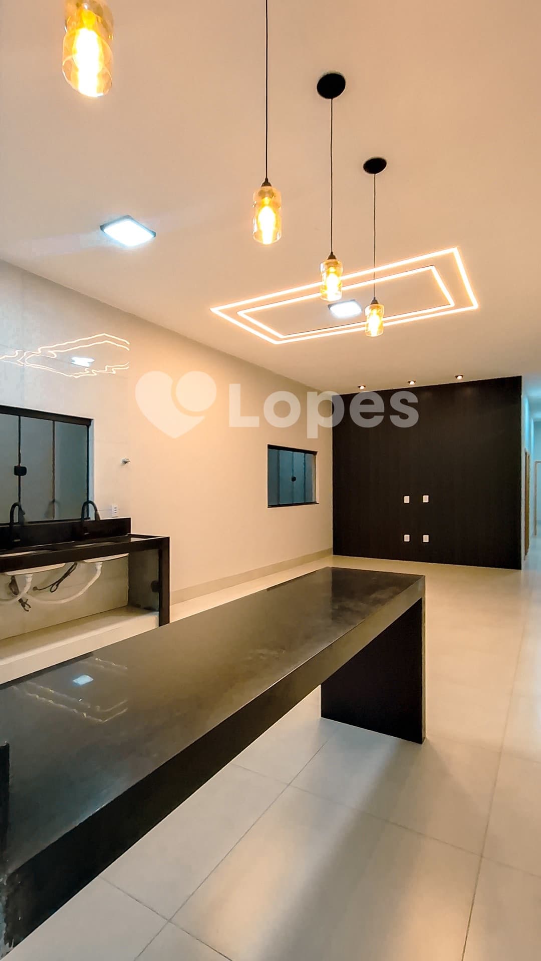 Casa 3 Suítes à Venda na Vila Brasília Próxima à Avenida São Paulo