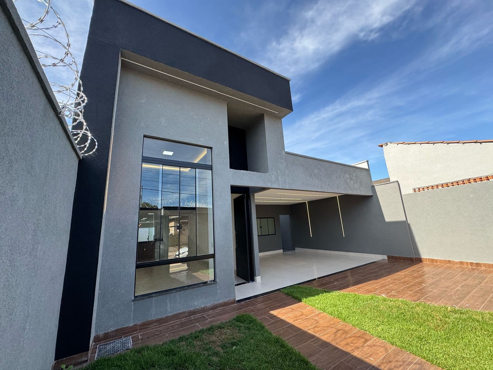 Casa de 3 suítes plenas, sendo 1 com closet , Quintal 300m² terreno, Buriti sereno